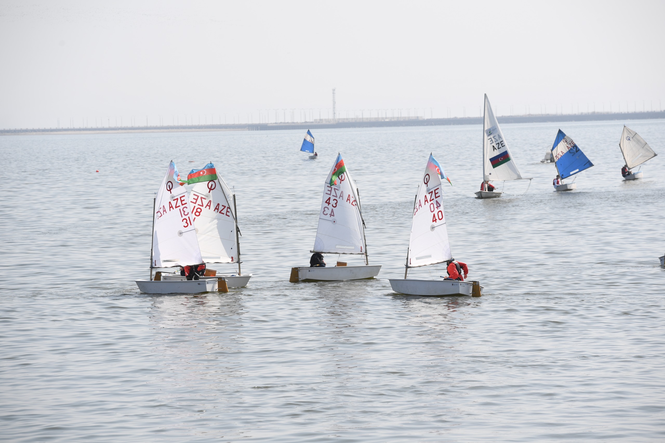Bakıda Xəzərin suları avarçəkmə və yelkənli qayıqlarla bəzəndi (FOTO)